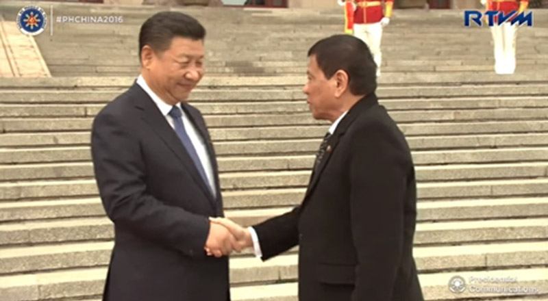 President Rodrigo Duterte shakes hands with Chinese President Xi Jinping.